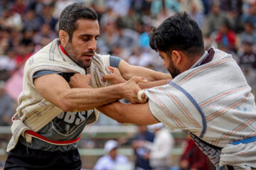 Compétition de lutte traditionnelle Choukheh dans le nord-est de l'Iran