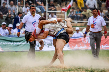 Compétition de lutte traditionnelle Choukheh dans le nord-est de l'Iran