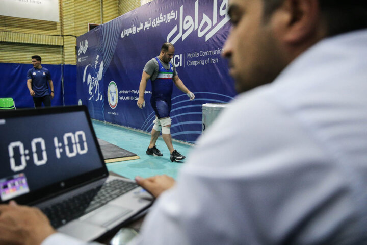 زورآزمایی قهرمانان با پولادسرد