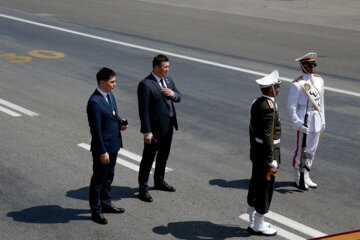En image l'arrivée du premier ministre du Kazakhstan Alikhan Smaïlov en Iran
