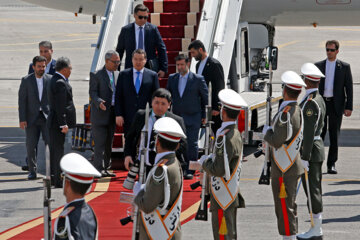 En image l'arrivée du premier ministre du Kazakhstan Alikhan Smaïlov en Iran