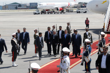 En image l'arrivée du premier ministre du Kazakhstan Alikhan Smaïlov en Iran