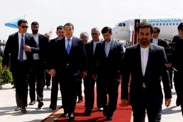 En image l'arrivée du premier ministre du Kazakhstan Alikhan Smaïlov en Iran