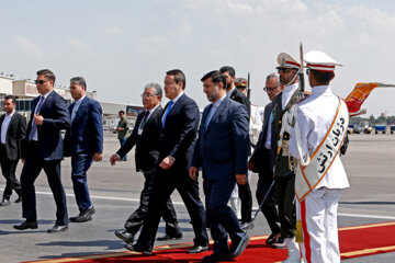 En image l'arrivée du premier ministre du Kazakhstan Alikhan Smaïlov en Iran