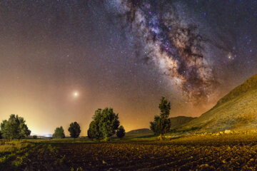 کهکشان راه شیری و سیاره مریخ در اوج درخشش خود