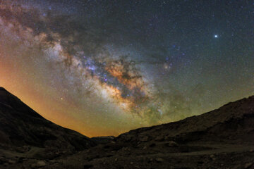 یکی از پدیده های جالب در شب حضور هواتاب است که در تصویر این هواتاب ها را به رنگ های سبز و نارنجی میتوان دید