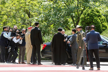 El presidente Raisi recibe oficialmente a su homólogo iraquí