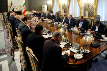 El presidente Raisi recibe oficialmente a su homólogo iraquí