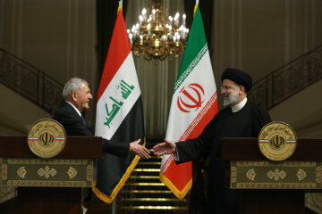 El presidente Raisi recibe oficialmente a su homólogo iraquí