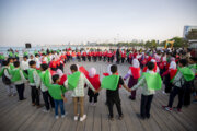 Aufbau einer Menschenkette am Nationalfeiertag des Persischen Golfs