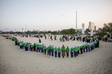 Iran-30 avril 2023 : une chaîne humaine au quai récréatif de l'île de Kish pour célébrer la Fête nationale du golfe Persique (Photo : Mahmoud Khakbbaz)