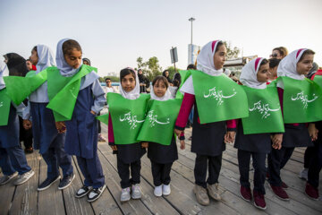 Iran-30 avril 2023 : une chaîne humaine au quai récréatif de l'île de Kish pour célébrer la Fête nationale du golfe Persique (Photo : Mahmoud Khakbbaz)