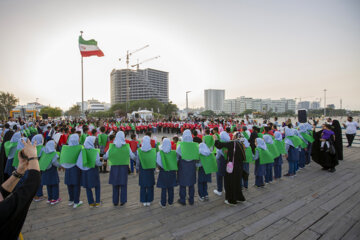Los estudiantes iraníes forman cadena humana en el Día Nacional del Golfo Pérsico