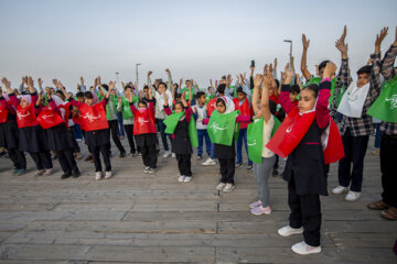 Los estudiantes iraníes forman cadena humana en el Día Nacional del Golfo Pérsico