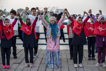 Los estudiantes iraníes forman cadena humana en el Día Nacional del Golfo Pérsico