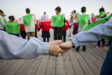 Los estudiantes iraníes forman cadena humana en el Día Nacional del Golfo Pérsico