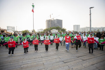 Iran-30 avril 2023 : une chaîne humaine au quai récréatif de l'île de Kish pour célébrer la Fête nationale du golfe Persique (Photo : Mahmoud Khakbbaz)