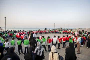 Los estudiantes iraníes forman cadena humana en el Día Nacional del Golfo Pérsico