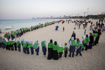 Los estudiantes iraníes forman cadena humana en el Día Nacional del Golfo Pérsico