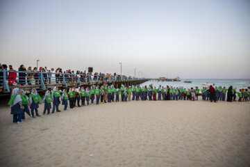 Iran-30 avril 2023 : une chaîne humaine au quai récréatif de l'île de Kish pour célébrer la Fête nationale du golfe Persique (Photo : Mahmoud Khakbbaz)