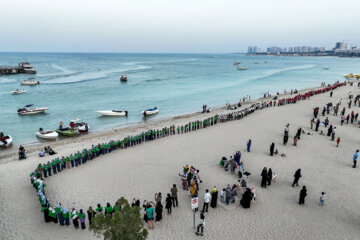 Iran-30 avril 2023 : une chaîne humaine au quai récréatif de l'île de Kish pour célébrer la Fête nationale du golfe Persique (Photo : Mahmoud Khakbbaz)