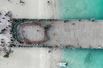 Iran-30 avril 2023 : une chaîne humaine au quai récréatif de l'île de Kish pour célébrer la Fête nationale du golfe Persique (Photo : Mahmoud Khakbbaz)