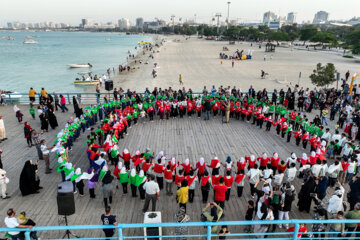 Los estudiantes iraníes forman cadena humana en el Día Nacional del Golfo Pérsico