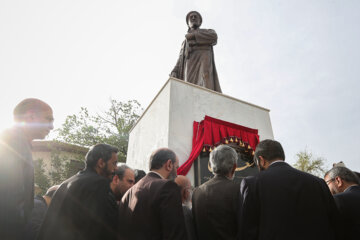 Desvelada la mayor estatua de bronce en Teherán
