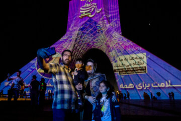 Con motivo de la Semana de la Salud, un vídeo mapping 3D ilumina la Torre Azadi
