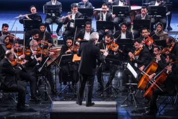 اجرای ارکستر ملی با صدای محمد معتمدی در جشنواره ۳۹ موسیقی فجر