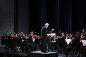 Une représentation spéciale de l'Orchestre national d'Iran a eu lieu à l'occasion de la Journée internationale du Croissant-Rouge ce dimanche matin 7 mai 2023, en présence d'un groupe de membres du Croissant rouge iranien, dans la salle Vahdat à Téhéran. (Photo : Mohsen Vanaï)