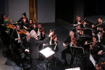 Une représentation spéciale de l'Orchestre national d'Iran a eu lieu à l'occasion de la Journée internationale du Croissant-Rouge ce dimanche matin 7 mai 2023, en présence d'un groupe de membres du Croissant rouge iranien, dans la salle Vahdat à Téhéran. (Photo : Mohsen Vanaï)