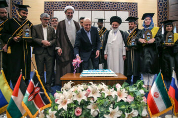 Cérémonie de remise des diplômes aux étudiants étrangers des universités iraniennes