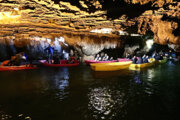 Turistas en la cueva de Ali Sadr
