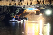 游客参观阿里萨德尔溶洞
