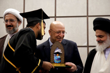 Ceremonia de graduación de estudiantes extranjeros en Qom
