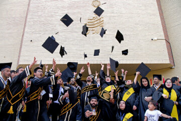 Ceremonia de graduación de estudiantes extranjeros en Qom
