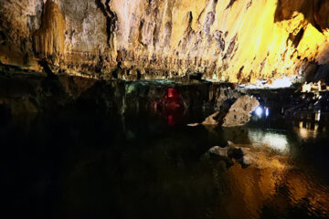 Turistas en la cueva de Ali Sadr