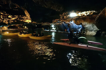 Turistas en la cueva de Ali Sadr