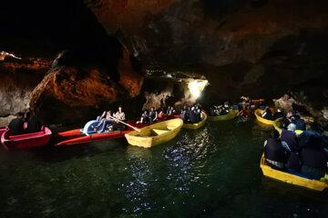 Turistas en la cueva de Ali Sadr