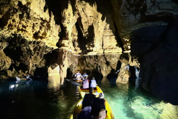 Turistas en la cueva de Ali Sadr