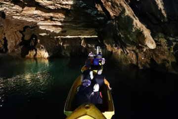 Turistas en la cueva de Ali Sadr