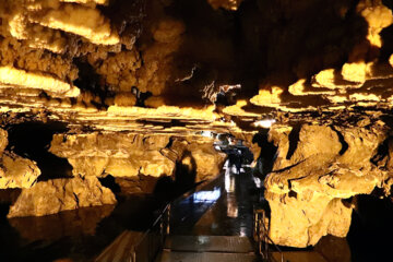 Turistas en la cueva de Ali Sadr