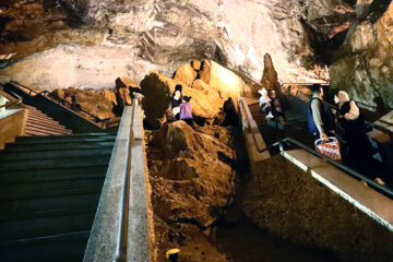 Turistas en la cueva de Ali Sadr