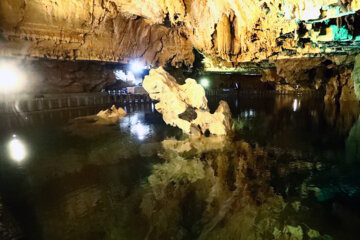 Turistas en la cueva de Ali Sadr