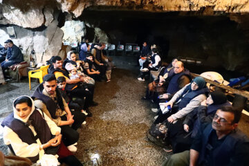 Turistas en la cueva de Ali Sadr