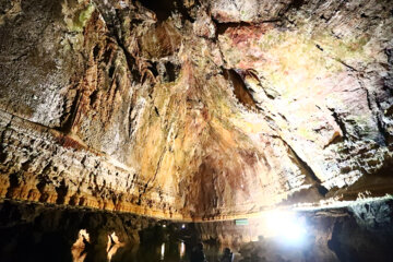 Turistas en la cueva de Ali Sadr