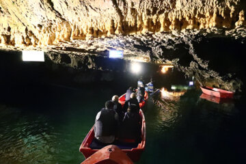 Turistas en la cueva de Ali Sadr