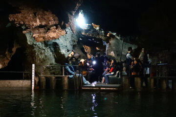 Turistas en la cueva de Ali Sadr