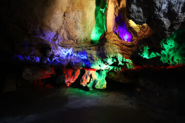 Turistas en la cueva de Ali Sadr